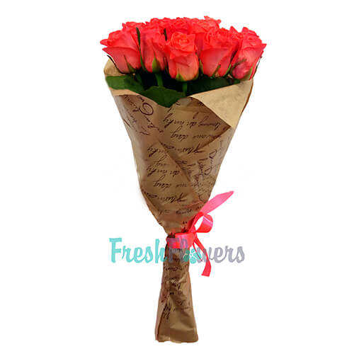 15 коралових троянд